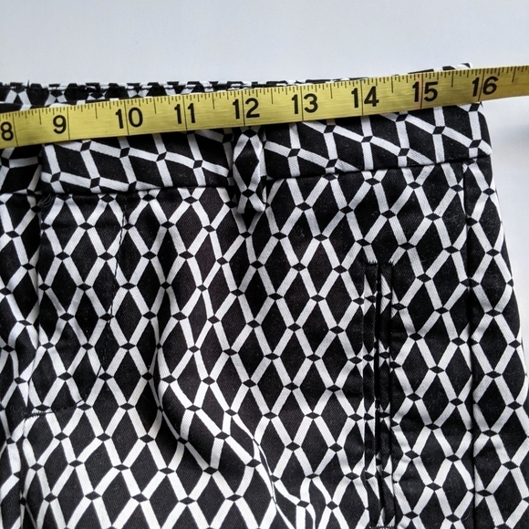 Stylus Black White Geometric Lattice Print Shorts with Pockets, Unlined- sz 2 - Picture 6 of 7